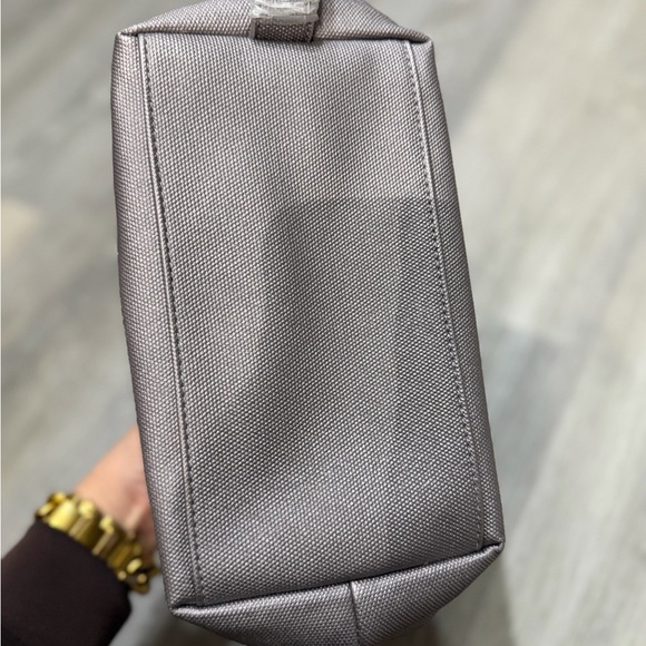 Lug Via Matte Luxe Vegan Leather Metallic Toiletry Case New with Tags - Picture 4 of 5